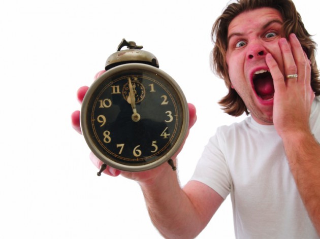 Homem assustado com relogio - Gerenciamento do tempo nos projetos